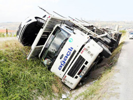 TIR DEVRİLDİ, ÜZERİNDEKİ 7 OTOMOBİL HASAR GÖRDÜ