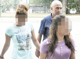 AYNI APARTMANDAKİ İKİ EVİ SOYDULAR