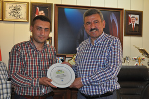 BAŞKAN EDİS'E TEŞEKKÜR PLAKETİ