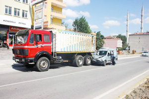 Kamyonet kamyona çarptı:1 yaralı