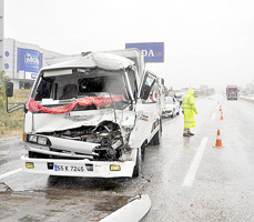 KAMYONET TIR'A ÇARPTI: 1 YARALI