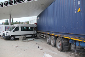 KONTROLDEN ÇIKAN TIR 8 ARACA CARPTI
