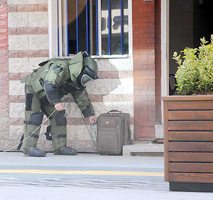 ŞÜPHELİ BAVUL PATLATILDI SAHİBİ ORTAYA ÇIKTI