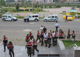 CİNAYET ZANLILARI ADLİYEYE ÇIKARTILDI