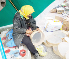Son elek ustası, pazar pazar gezip ürünlerini satıyor