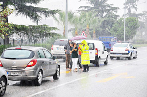 Sağanak yağış kazaları beraberinde getirdi