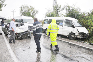 Yağmurla kayganlaşan yolda kaza: 1 ölü, 3 yaralı
