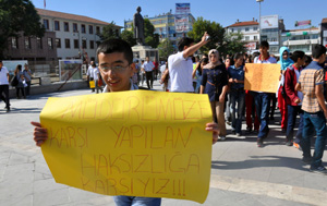 Öğrencilerden valilik önünde müdür protestosu