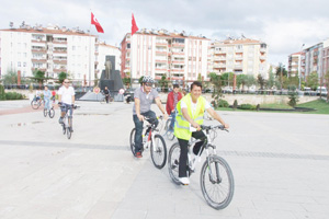 Dünya Otomobilsiz Yaşam Günü'nde bisikletle tur attılar