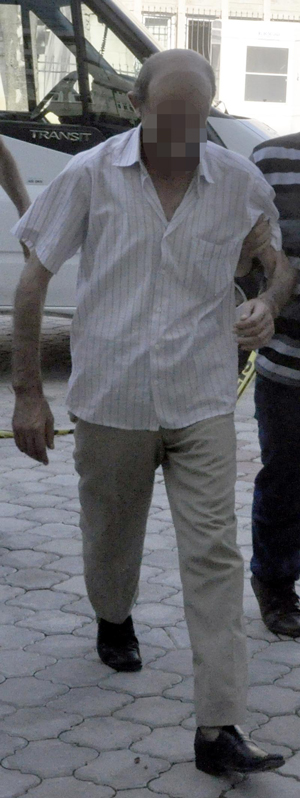 HASTANIN ÇANTASINI KARIŞTIRIRKEN YAKALANDI