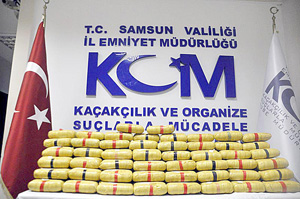 POLİS KÖPEĞİ 'ECE', MİNİBÜSTE 82 KİLO EROİNİ BULDU