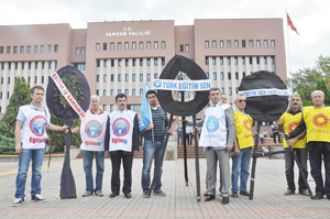 SAMSUN'DA ÖĞRETMENLERE POLİS BARİKATI