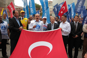 Eğitimciler, eylemde M. Akif'in 'Zulmü alkışlayamam' şiirini okudu
