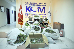 AYNI AİLEDEN 5 KİŞİ 120 KİLO ESRARLA YAKALANDI