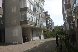 Cam silerken dengesini kaybederek 10 metreden beton zemine düştü
