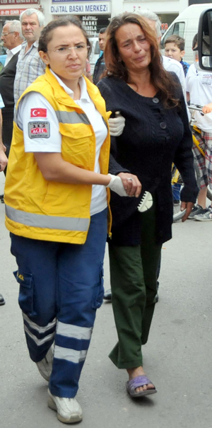 KEDİSİ OTOMOBİL ALTINDA EZİLİNCE İNTİHARA KALKIŞTI