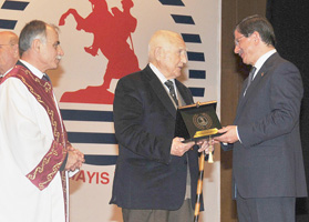 Başbakan Davutoğlu'ndan eğitme desteğe ödül