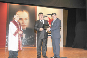 Aşcı: Başbakanımızın elinden plaket almak eğitime katkıya teşviktir