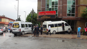 Öğrenci servisleri çarpıştı, facianın eşiğinden dönüldü