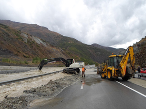 Heyelan sonucu yol ulaşıma kapandı