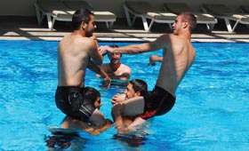 Futbolcuların havuz keyfi