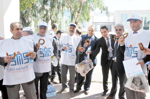 HÜKÜMETİ SU İÇİP, SİMİT YİYEREK PROTESTO ETTİLER