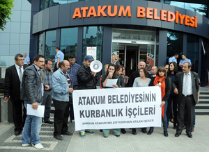 İŞTEN ÇIKARILAN İŞÇİLER BELEDİYE ÖNÜNDE EYLEM YAPTI