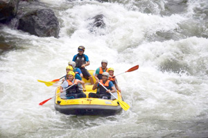 Aktif Eğitim-Sen üyeleri rafting yaparak stres attı