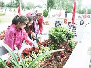 8 YAŞINDAKİ ECE, ŞEHİT BABASINA MEKTUP YAZDI