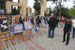 Mezarlıkta fotoğraf sergisi açıldı