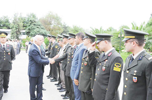 Vali şahin askerlerle bayramlaştı