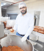 KARADENİZ'DE ÇİĞKÖFTE YAPIP GÜNEYDOĞU'YA SATIYOR