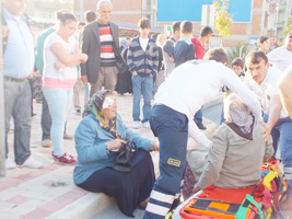 Bafrada dolmuş sivil polis otosuna çarptı: 2 yaralı
