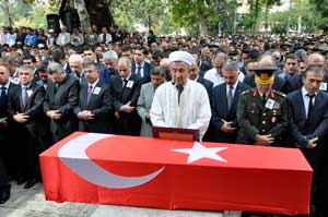 Şehit başkomiserin annesinden ağıt: Ayırmayın beni kuzumdan