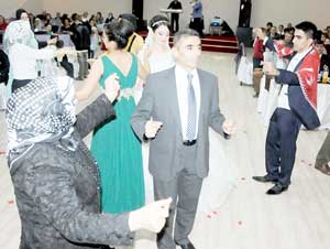 IŞİD'İN REHİN ALMASIYLA 2 AY GECİKEN DÜĞÜN SAMSUN'DA YAPILDI