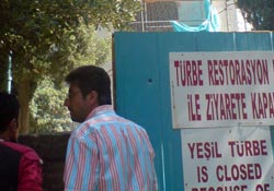 Yeşil Türbe açılmayı bekliyor