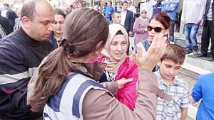 Kucağındaki bebekle konvoyun önüne atladı!