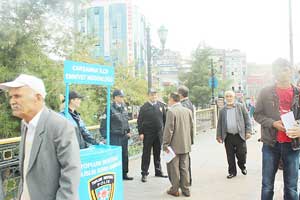 Polis dolandırıcılığa karşı broşür dağıttı