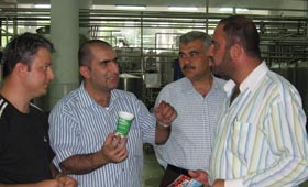 Iraklı işadamları süt fabrikasında