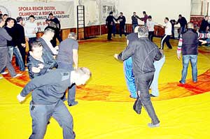 Polis savunma ve teçhizat kullanma eğitimi aldı