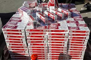 Terk edilmiş araçtan kaçak sigara çıktı