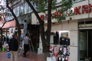 Bafra vakıf işhanı esnafları kepenk kapatmaya başladı