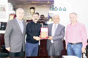 Başkan Sinecek'e plaket