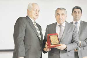 TURGUT ŞAHİNOLA PLAKET VERİLDİ