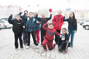 ORTAOKUL ÖĞRENCİLERİNİN 'ÜŞÜYORUZ' EYLEMİ