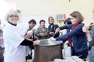 CHP KADIN KOLLARI  AŞURE DAĞITTI