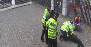 Londra'da polisle öğrenciler çatıştı