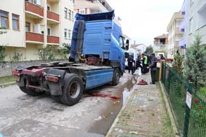 TIR'la geri gelirken eşini ezdi