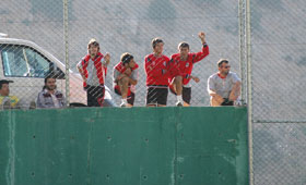 Tel örgülerin arkasından izlediler