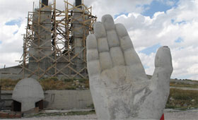 Karsta dev insanlık Anıtı